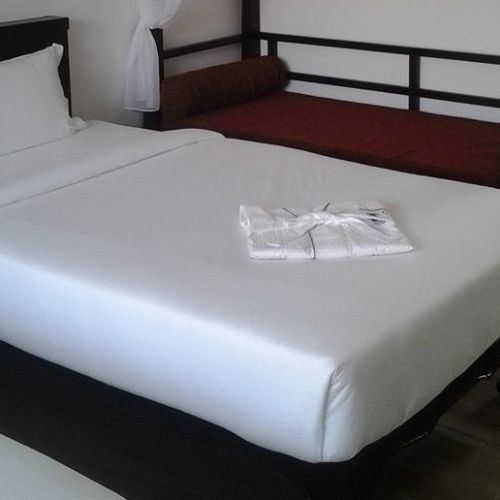 ผ้าคอตตอน 100% ทอเรียบขาวโครงสร้างการทอ 220-500 เส้น