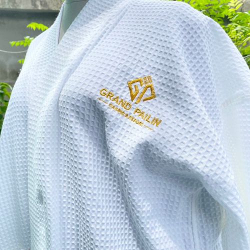 เสื้อคลุมอาบน้ำและรองเท้าสลิปเปอร์